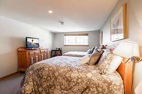 Condo with Hot Tub Free Garage Parking by RedAwning