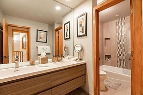 Townsend Place Ski-In Ski-Out Access Condo by RedAwning