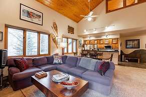 Townsend Place Ski-In Ski-Out Access Condo by RedAwning