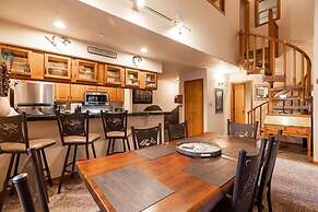 Townsend Place Ski-In Ski-Out Access Condo by RedAwning