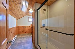 Kenny Lodge 4 Bedroom Hotel Room by RedAwning