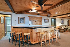 Kenny Lodge 4 Bedroom Hotel Room by RedAwning