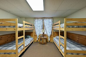 Kenny Lodge 4 Bedroom Hotel Room by RedAwning