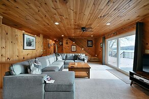 Kenny Lodge 4 Bedroom Hotel Room by RedAwning