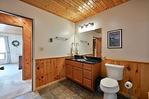 Kenny Lodge 4 Bedroom Hotel Room by RedAwning