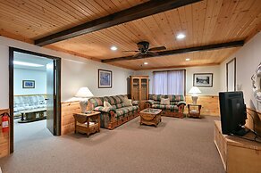 Kenny Lodge 4 Bedroom Hotel Room by RedAwning