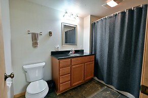 Kenny Lodge 4 Bedroom Hotel Room by RedAwning