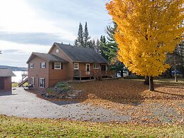 Kenny Lodge 4 Bedroom Hotel Room by RedAwning