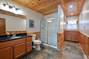 Kenny Lodge 4 Bedroom Hotel Room by RedAwning