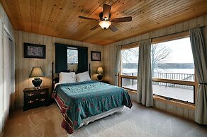 Kenny Lodge 4 Bedroom Hotel Room by RedAwning