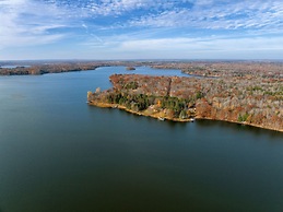 Kenny Lodge 4 Bedroom Hotel Room by RedAwning
