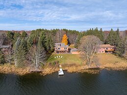 Kenny Lodge 4 Bedroom Hotel Room by RedAwning