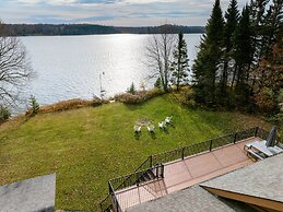 Kenny Lodge 4 Bedroom Hotel Room by RedAwning