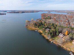 Kenny Lodge 4 Bedroom Hotel Room by RedAwning