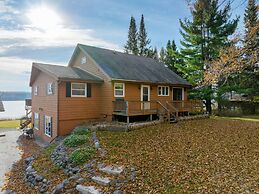 Kenny Lodge 4 Bedroom Hotel Room by RedAwning