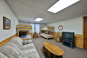 Kenny Lodge 4 Bedroom Hotel Room by RedAwning