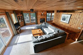 Kenny Lodge 4 Bedroom Hotel Room by RedAwning