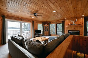 Kenny Lodge 4 Bedroom Hotel Room by RedAwning