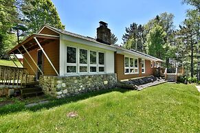 Butler's Bay Teal Lake 4 Bedroom Hotel Room by RedAwning