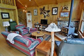 Spacious Cascade Chalet with Cozy Fireplace by RedAwning