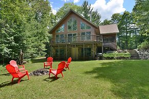 Spacious Cascade Chalet with Cozy Fireplace by RedAwning