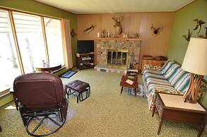 Lakeside Bills Bay Cabin by RedAwning