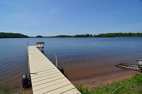 Lakeside Bills Bay Cabin by RedAwning
