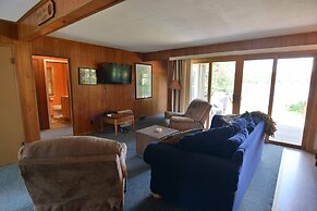 Thirty Point Lodge 3 Bedroom Hotel Room by Redawning