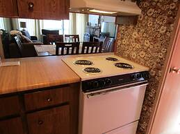 Skyleaf E_17 2 Bedroom Condo by RedAwning