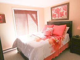 High Ceiling Skyleaf A9 Condo with Fireplace by RedAwning