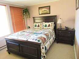 High Ceiling Skyleaf A9 Condo with Fireplace by RedAwning