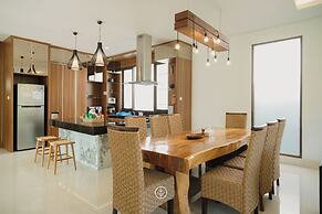 Narwastu Hill View 6BR Villa with a Private Pool