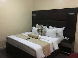 Cynergy Suites Royale