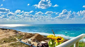 Luxurious Sea View 3BR Pool Spa and Gym