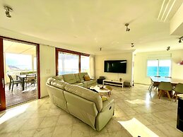 Luxurious Sea View 3BR Pool Spa and Gym