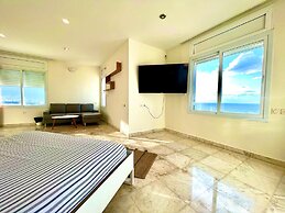 Luxurious Sea View 3BR Pool Spa and Gym