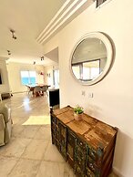 Luxurious Sea View 3BR Pool Spa and Gym