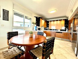 Luxurious Sea View 3BR Pool Spa and Gym