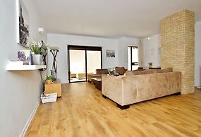 Amazing 3 Bedroom Garden Apartment near Gordon Beach