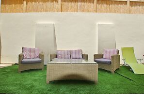 Amazing 3 Bedroom Garden Apartment near Gordon Beach