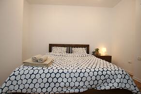 Amazing 3 Bedroom Garden Apartment near Gordon Beach