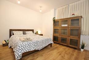 Amazing 3 Bedroom Garden Apartment near Gordon Beach