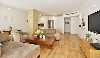 Amazing 3 Bedroom Garden Apartment near Gordon Beach