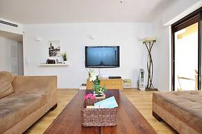 Amazing 3 Bedroom Garden Apartment near Gordon Beach