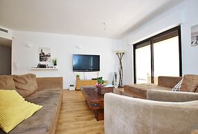 Amazing 3 Bedroom Garden Apartment near Gordon Beach