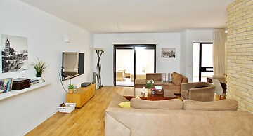 Amazing 3 Bedroom Garden Apartment near Gordon Beach