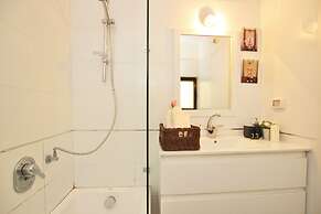 Amazing 3 Bedroom Garden Apartment near Gordon Beach