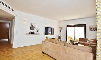 Amazing 3 Bedroom Garden Apartment near Gordon Beach
