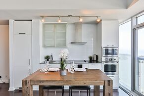 Luxury Lakeview Skyscraper by CN Tower