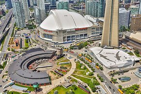 Luxury Lakeview Skyscraper by CN Tower